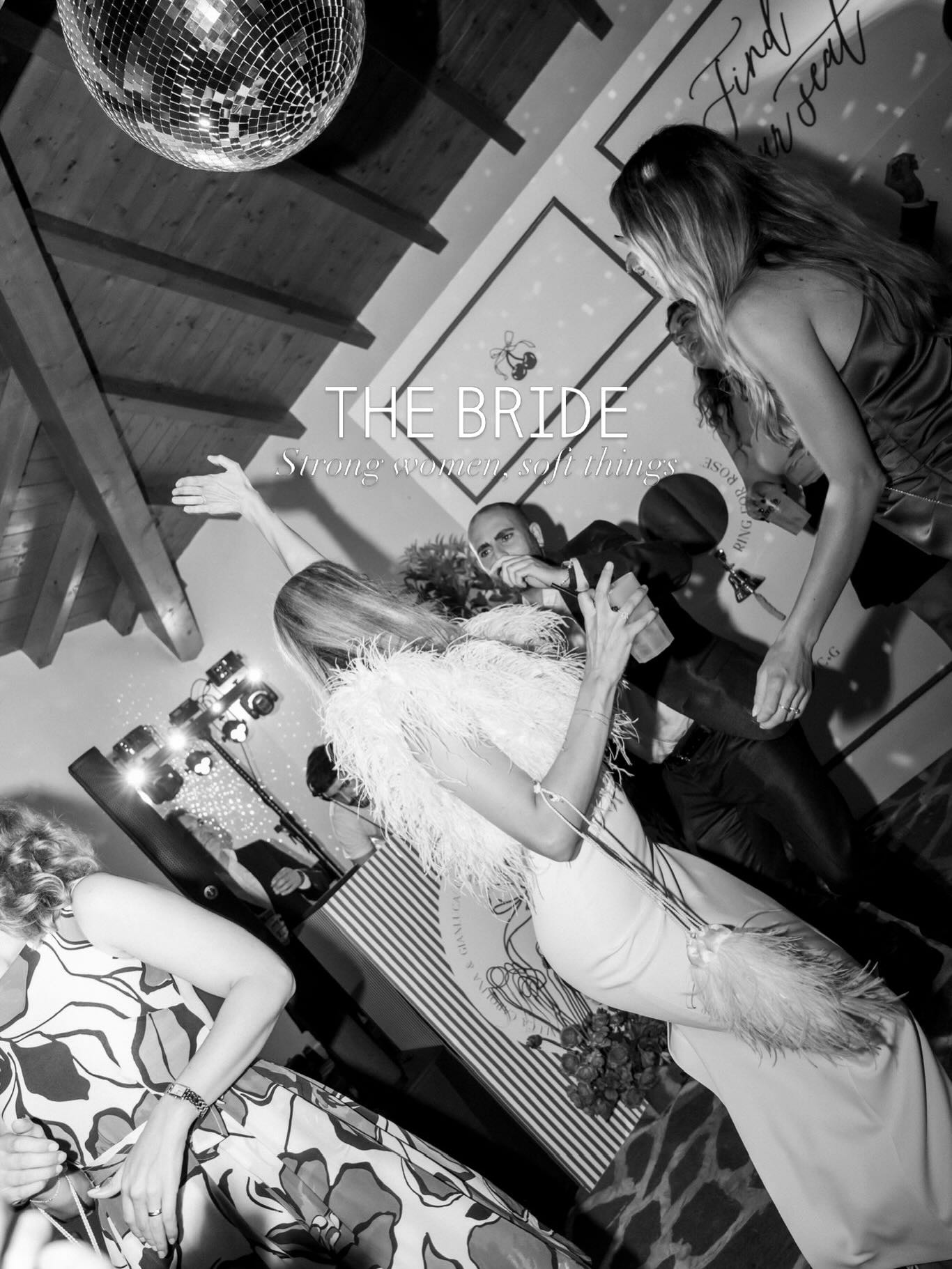 La sposa con la sua Fluffy personalizzata, in bianco e nero